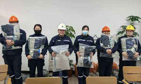 心系员工，温暖元旦——公司为员工发放羽绒冲锋衣