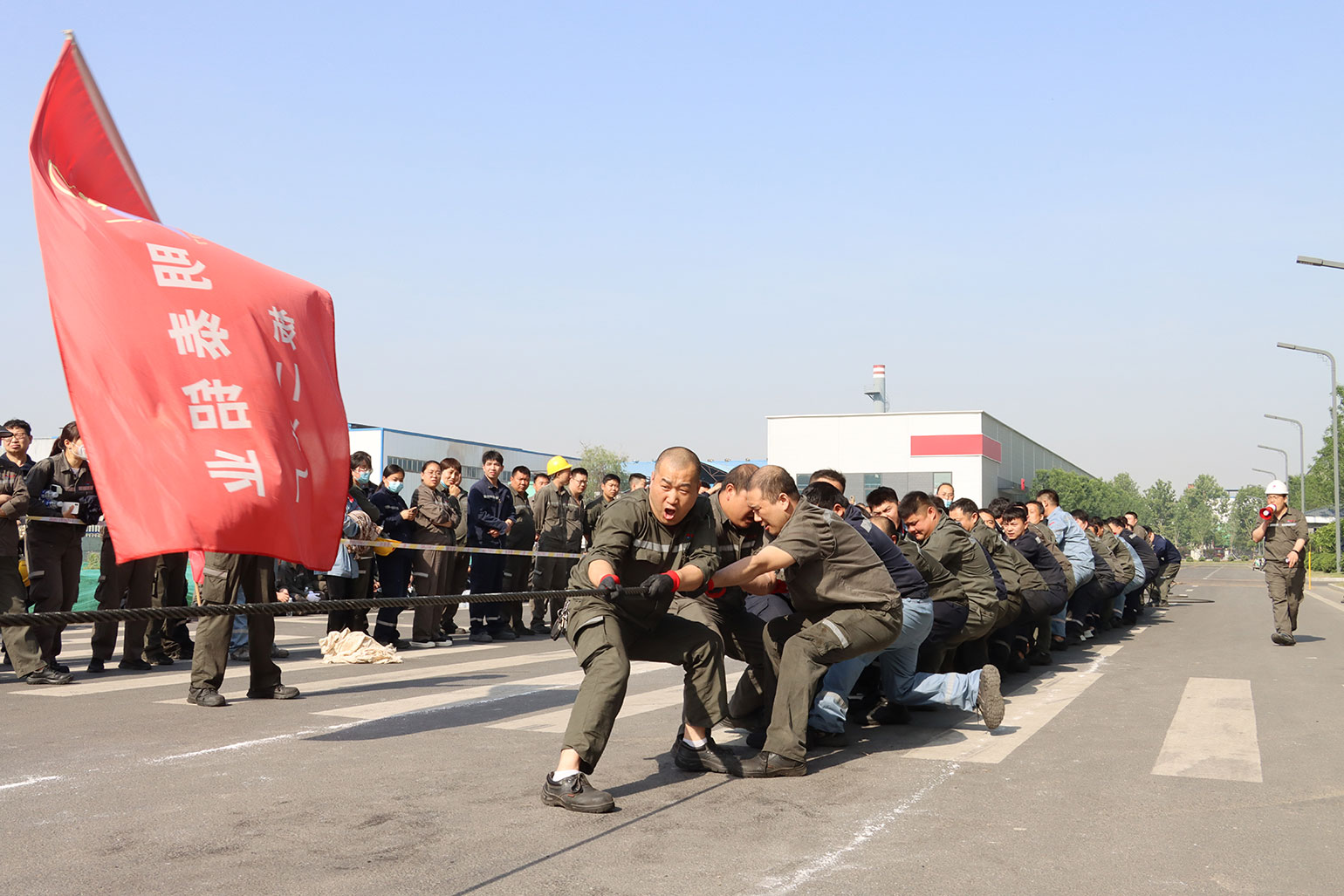 庆五一员工运动会：拔河比赛