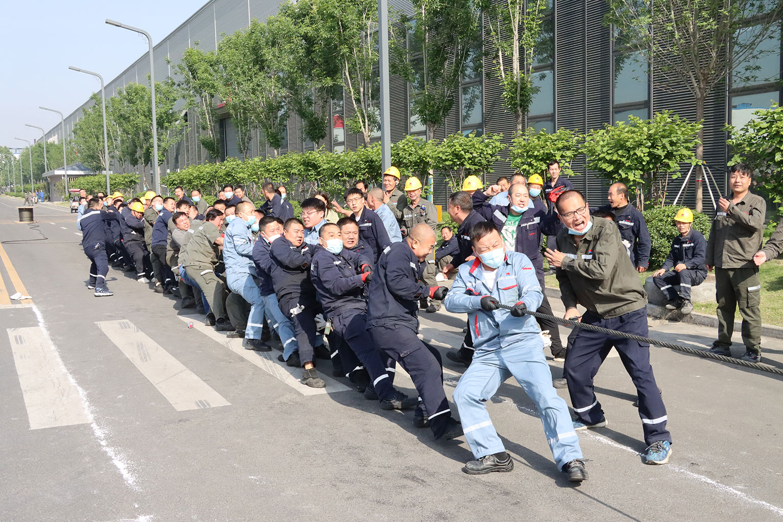 庆五一员工运动会：拔河比赛